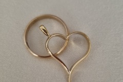goldener Anhänger aus Ihrem Trauring